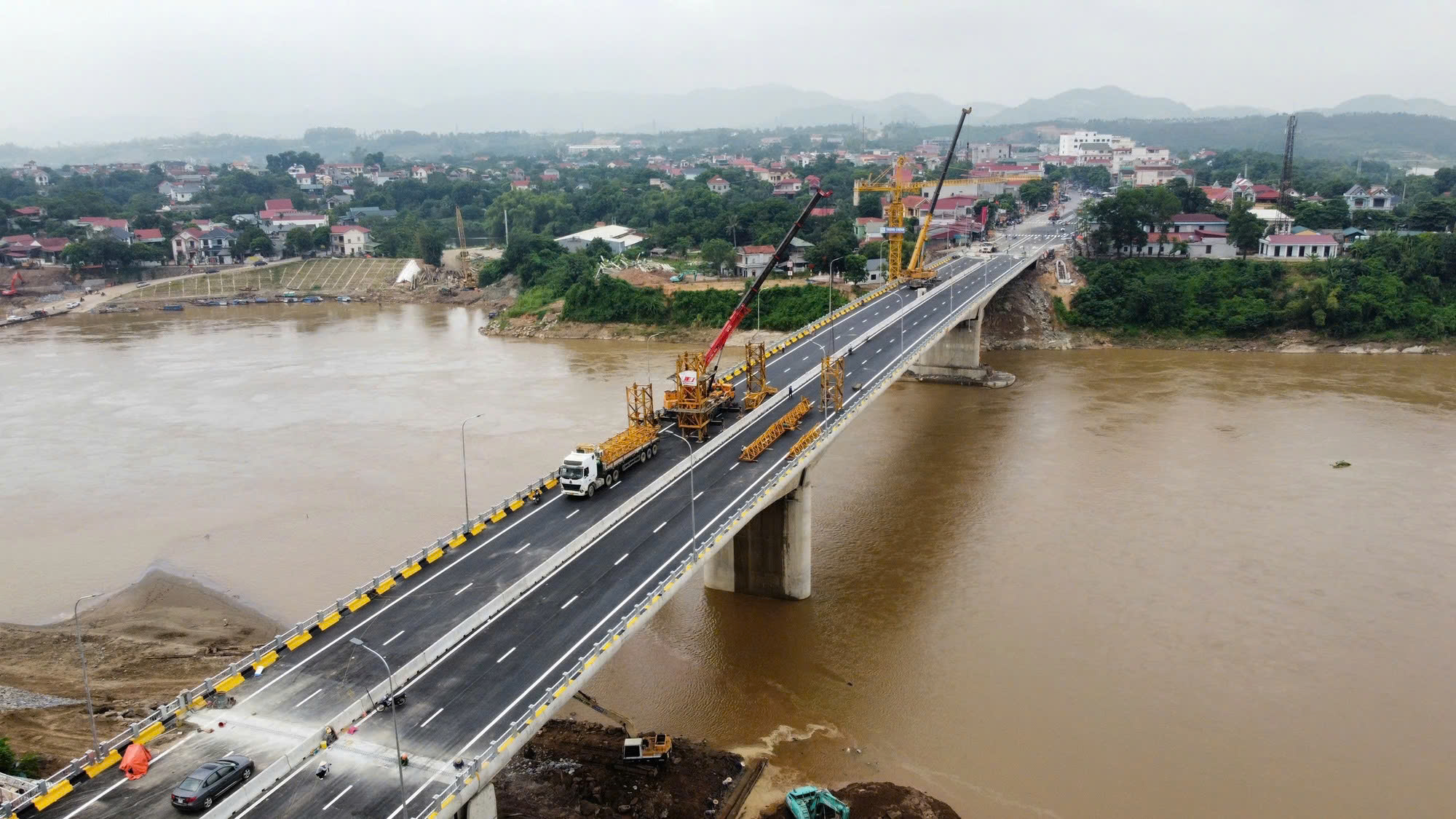 Cầu Phong Châu mới vượt tiến độ, Bộ trưởng Bộ Xây dựng tặng bằng khen 3 tập thể, 7 cá nhân