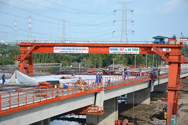 Thợ cầu đường về Tết bằng máy bay, xe chất lượng cao