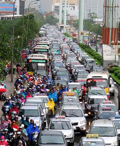 Hà Nội chống ùn tắc bằng cách tháo rào chắn, phân luồng lại...