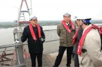 Bộ trưởng Đinh La Thăng và Bộ trưởng Bộ Công chính và Vận tải Lào Sommad Pholsena thăm Dự án cầu Nhật Tân